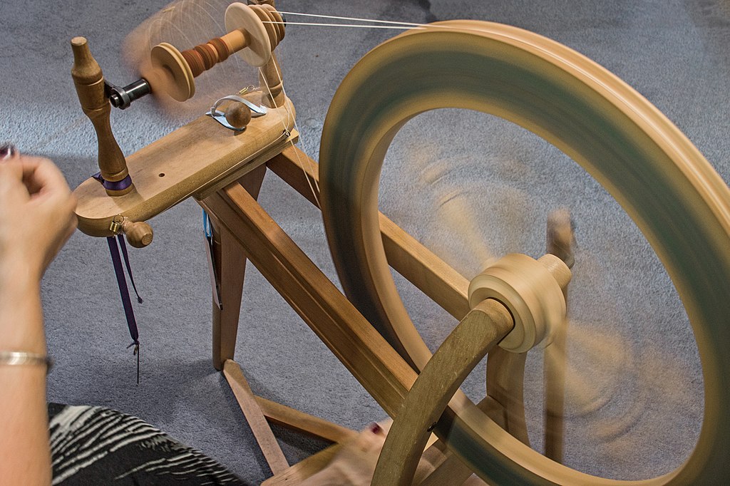 1024px Spinning wheel spinning wool - La filatura della lana in 3 step